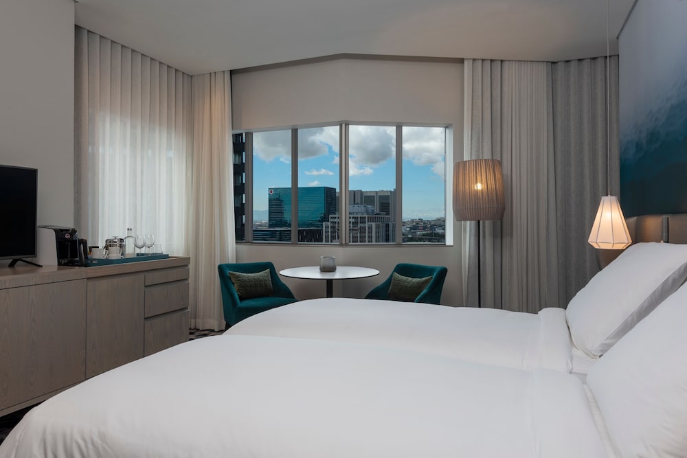 Classic Room, 1 King Bed, Non Smoking, City View thumbnail 6