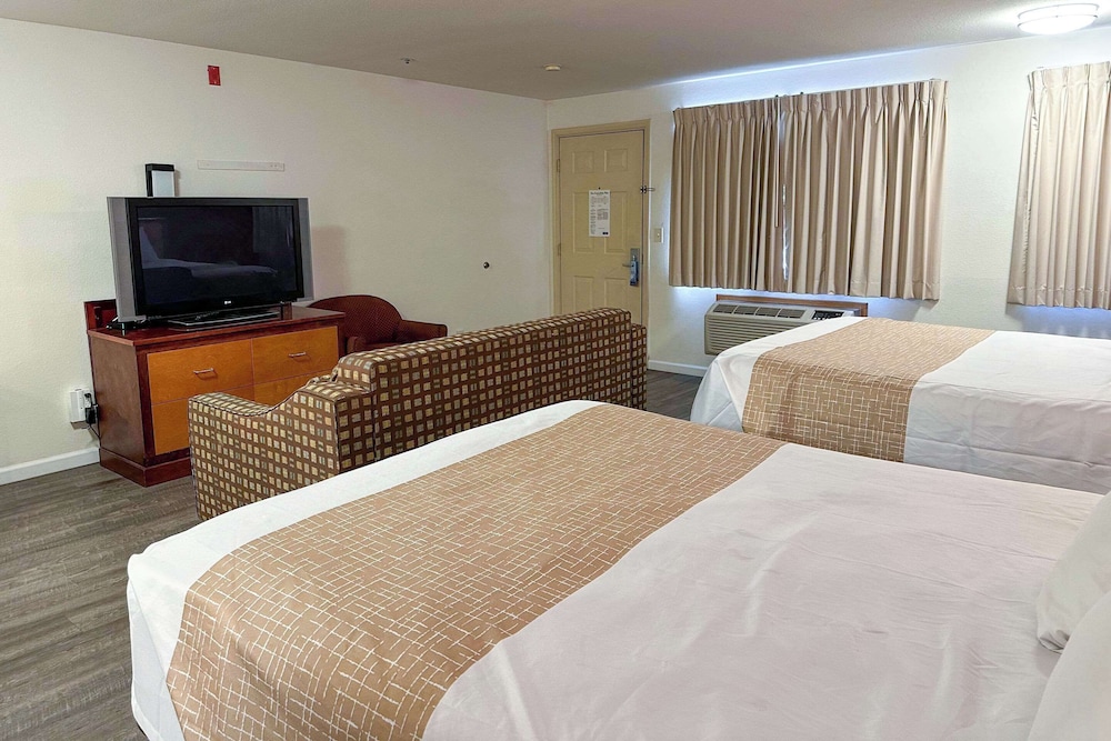 Suite, Multiple Beds, Non Smoking - Photo 2