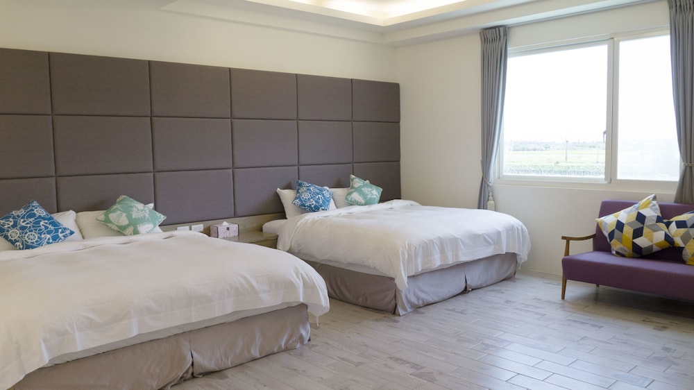 Family Studio Suite, Multiple Beds, Hot Tub, Courtyard Area photo 1
