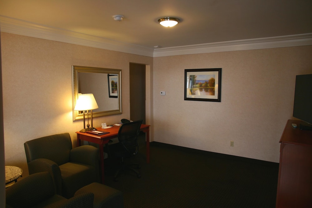 Suite, Multiple Beds, Balcony, Mountain View