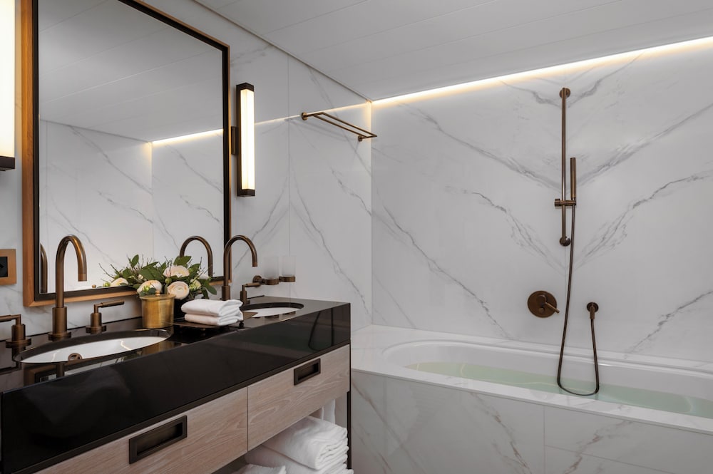 Riverside Signature Suite - Photo 5