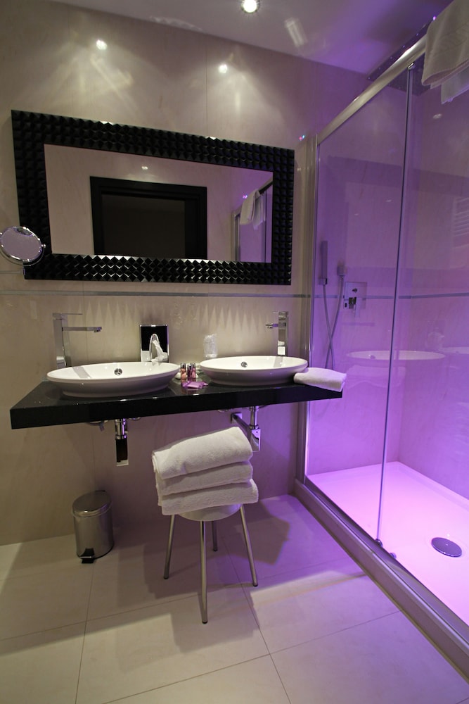 Deluxe Double Room - Photo 11