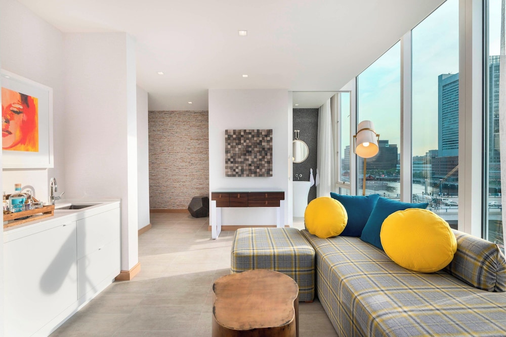 Junior Suite, 1 King Bed, Harbor View, Corner (Hearing Accessible)