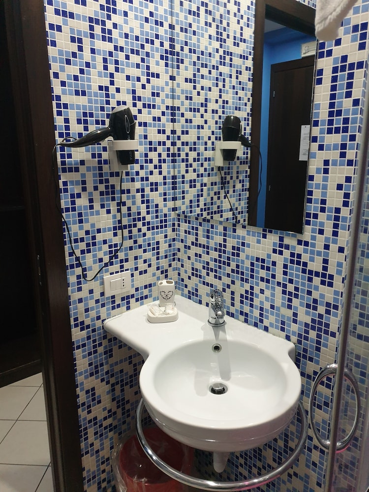 Basic Double Room, 1 King Bed, Ensuite - Photo 17