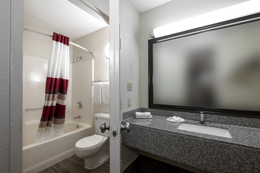 Deluxe Room, 1 King Bed, Non Smoking - Photo 5