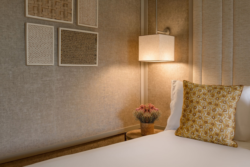 Deluxe Room, 1 King Bed, Garden View - Photo 6
