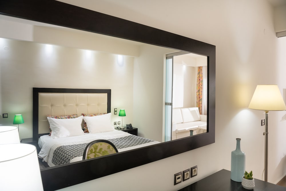 Comfort Room, 1 King Bed, Balcony, Ground Floor photo 3