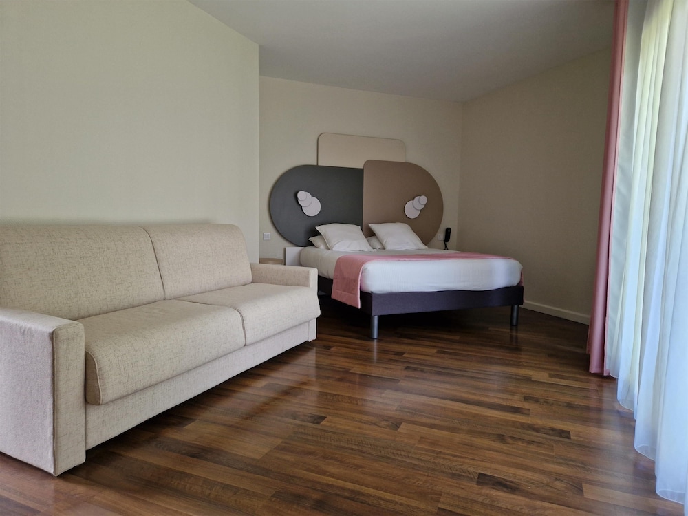 Family Room, 1 Queen Bed, Non Smoking, Terrace (with Sofabed) - Photo 12