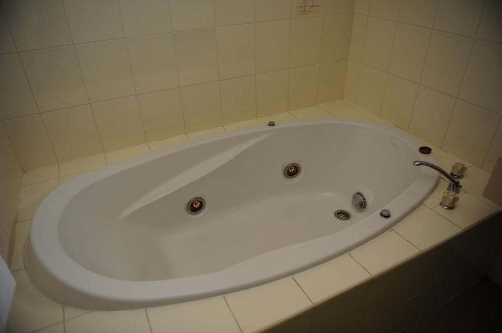 Deluxe queen spa photo 1