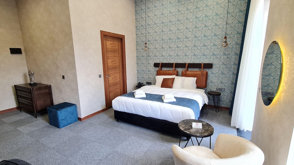 Luxury Double Room, 1 King Bed, Balcony, City View photo 3
