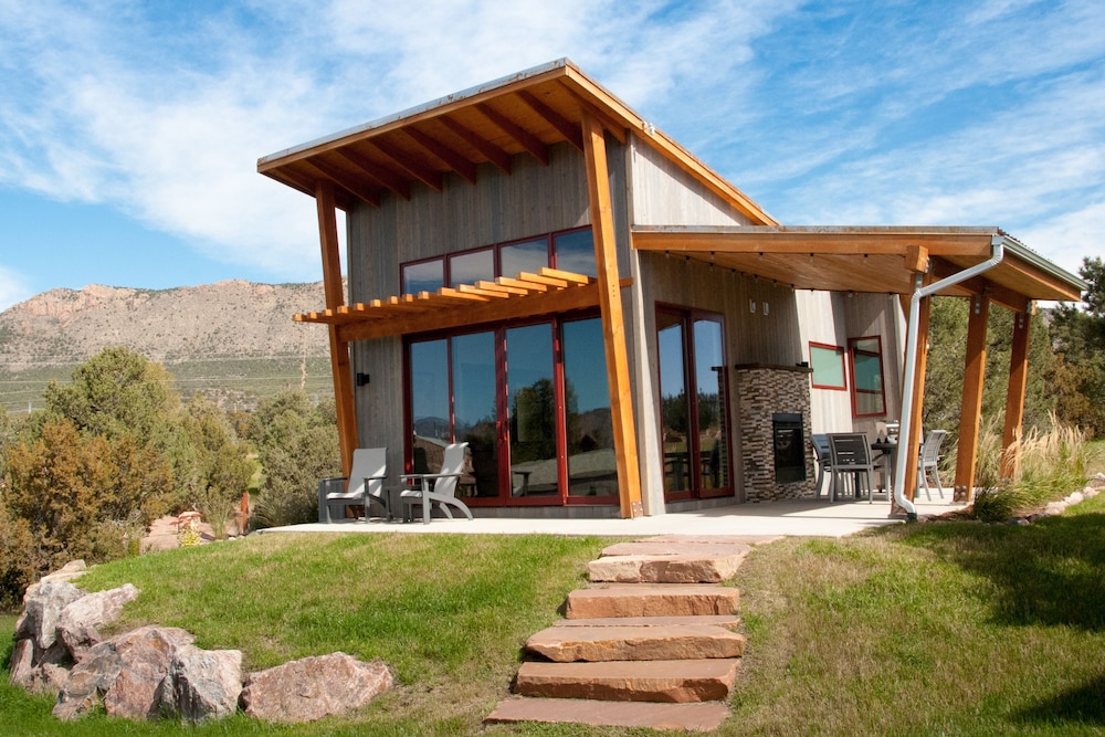 Luxury Cabin, 1 King Bed, Kitchenette, Mountain View photo 1
