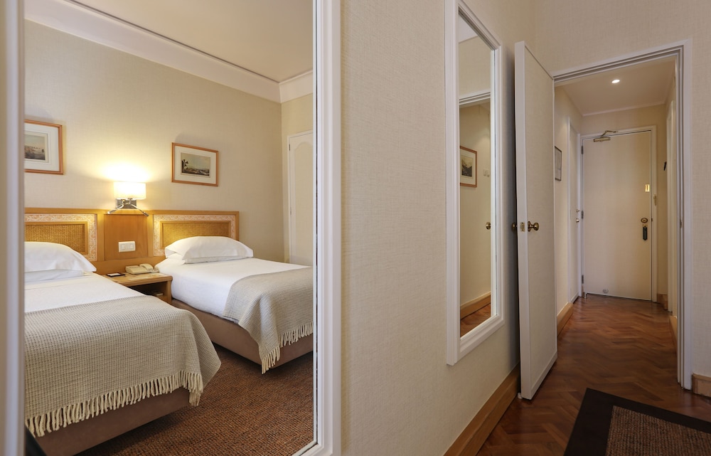 Petite Double Room - Photo 10