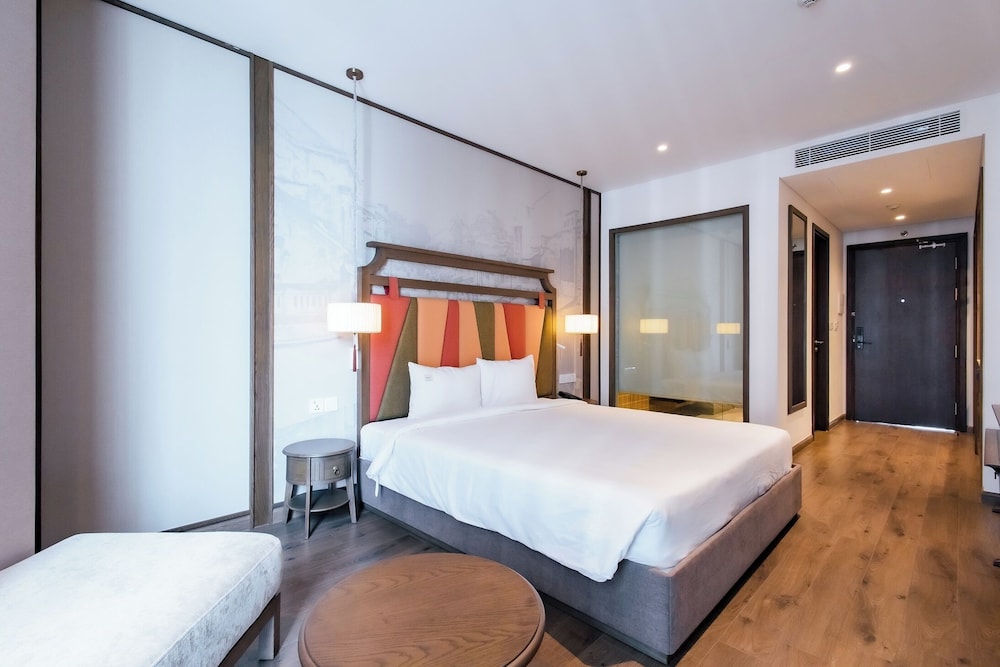 Premium Room, 1 King Bed, Partial Ocean View, Sea Facing photo 2