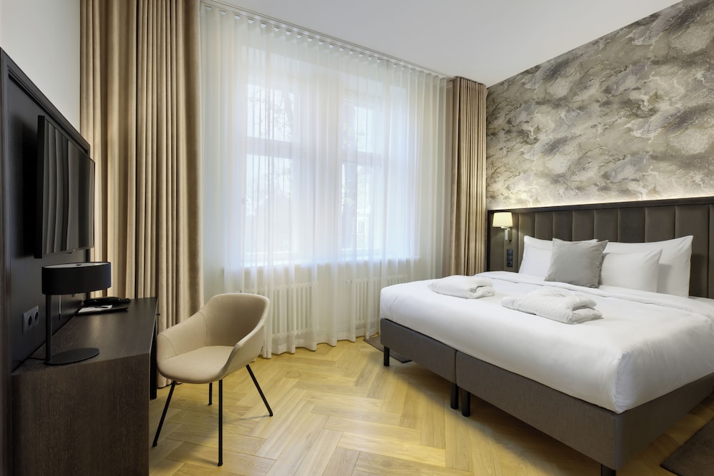 Suite - Photo 2