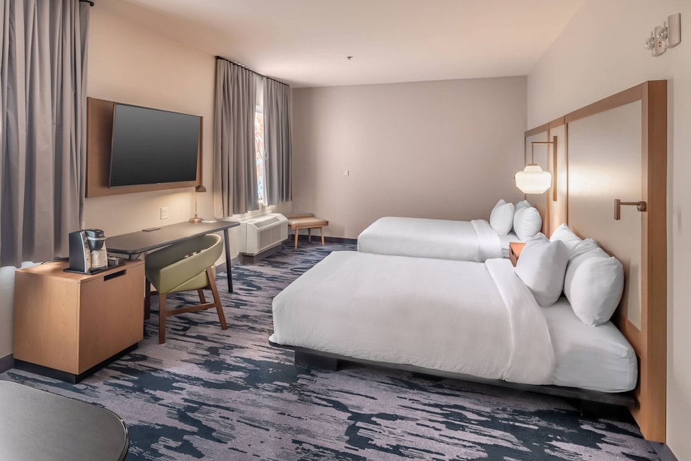 Suite, Multiple Beds (Mobility/Hearing Access, Roll-In Shwr) photo 2