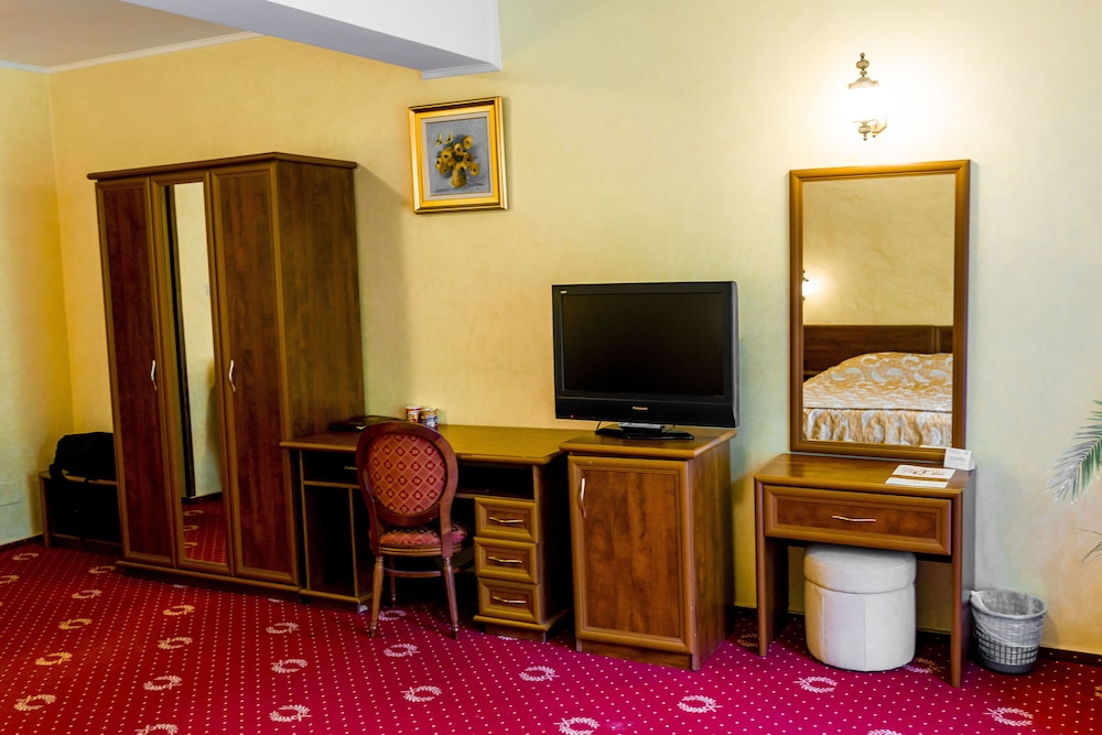Deluxe Double Room, 1 Queen Bed with Sofa bed, Park View photo 3
