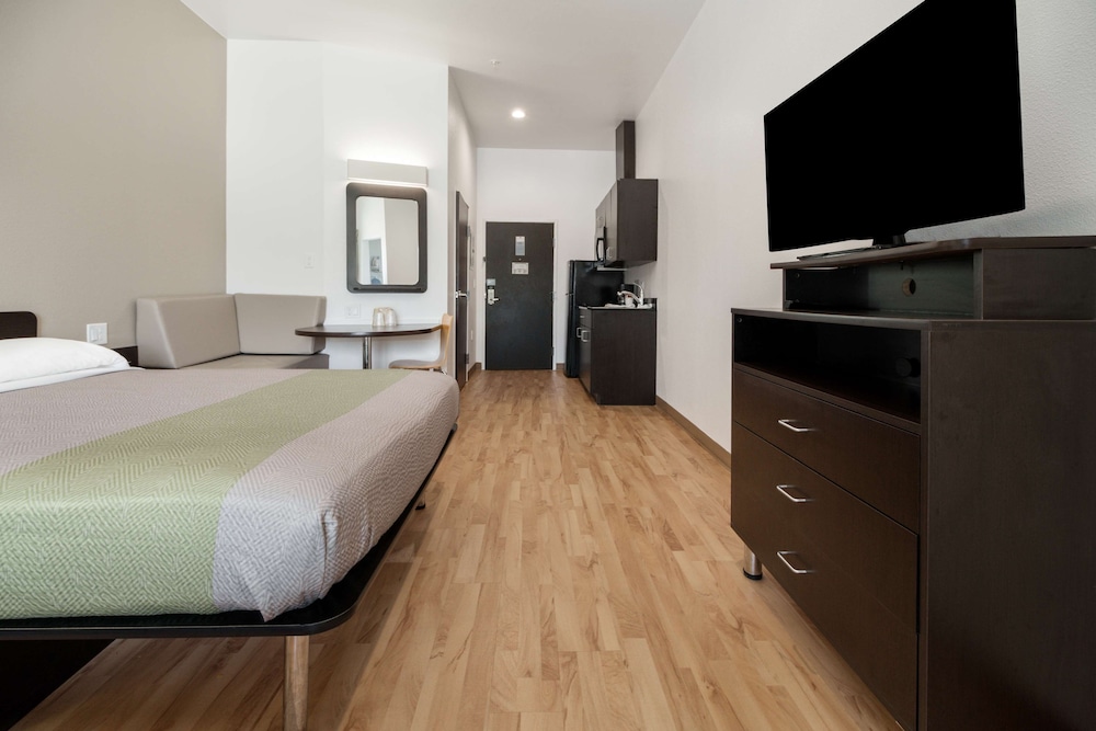 Deluxe Suite, 2 Queen Beds, Non Smoking, Kitchenette - Photo 4