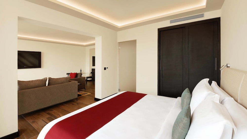 Luxury Studio Suite, 1 Queen Bed, Pool View photo 3