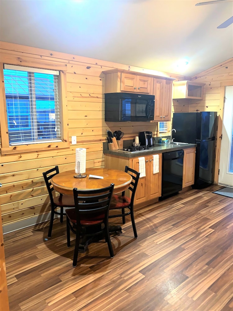 Studio Cabin with Kitchen and Jetted Tub photo 2