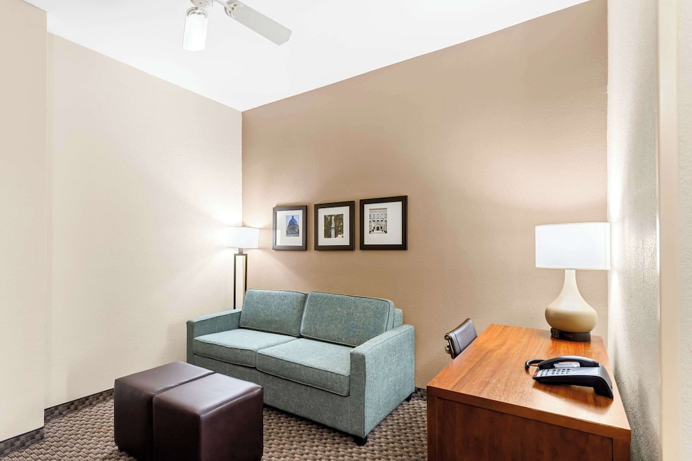 Suite, 1 Queen Bed, Non Smoking - Photo 4