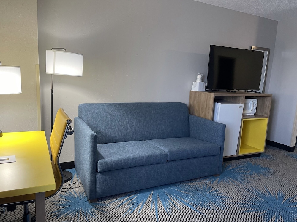 Suite, Non Smoking (king bed) - Photo 5