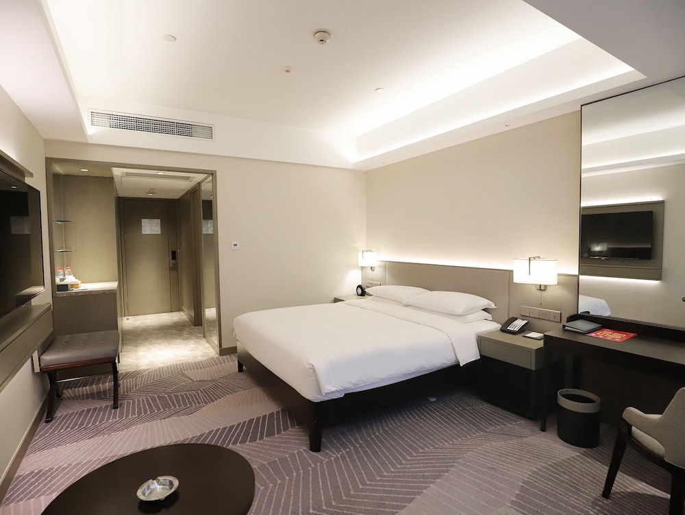 King Bed - Photo 3