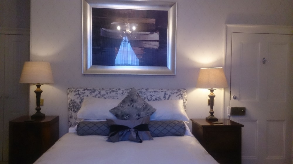 Superior Double Room (The Hogarth Room) photo 2