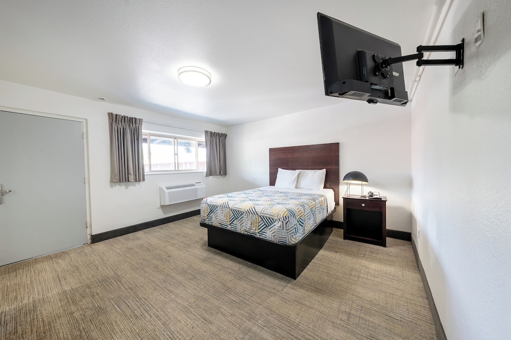 King Bed Studio Non-Smoking - Photo 1