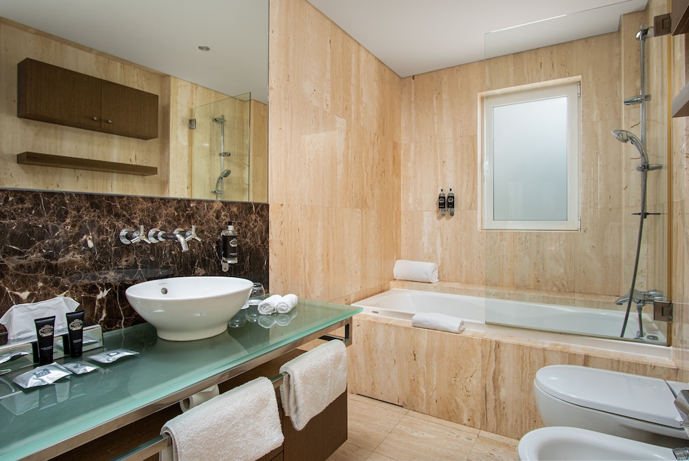Luxury Townhome, 2 Bedrooms, Pool View - Photo 9