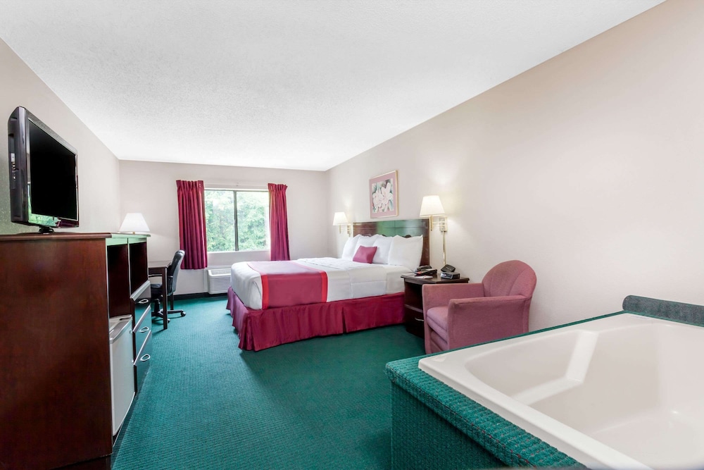 Deluxe Room, 1 King Bed, Non Smoking - Photo 3