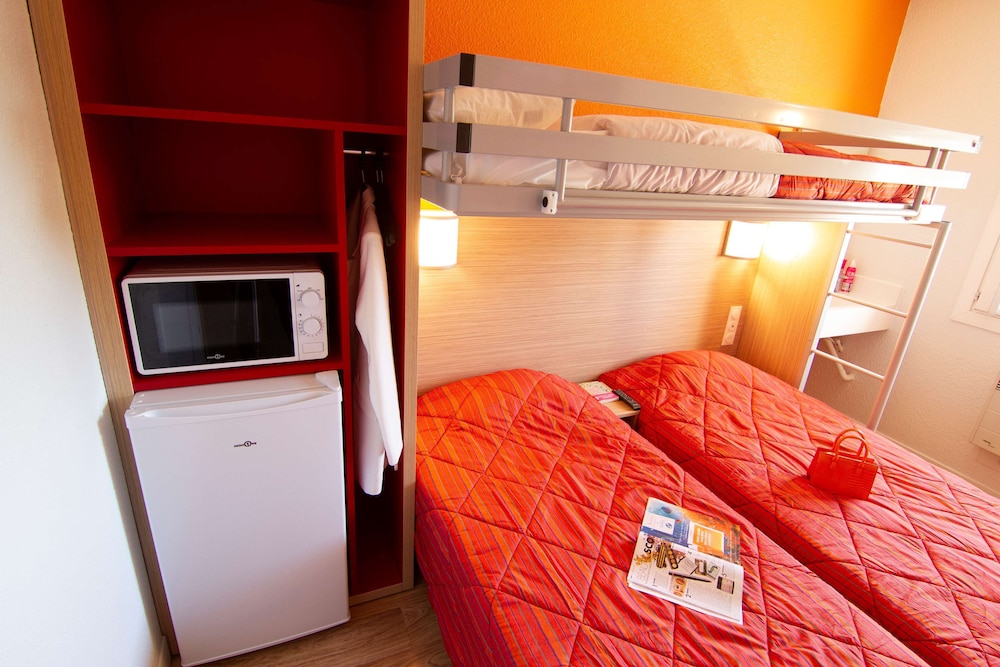 Standard Room, 3 Twin Beds (Shared Bathroom) photo 3