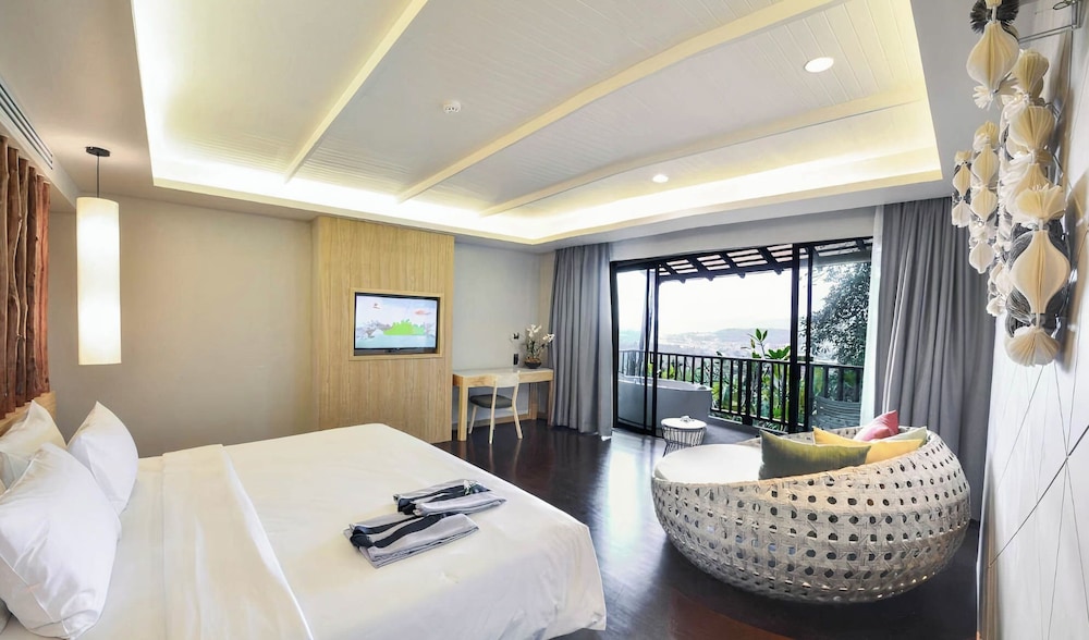 Honeymoon Suite - Photo 1