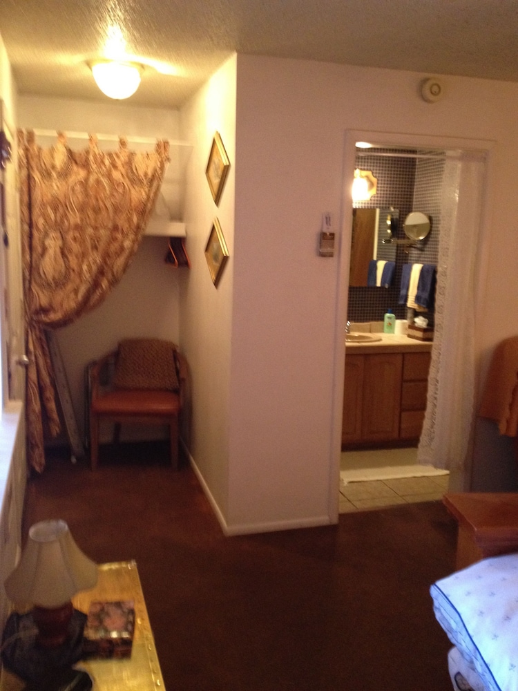 Superior Room, 1 King Bed photo 3