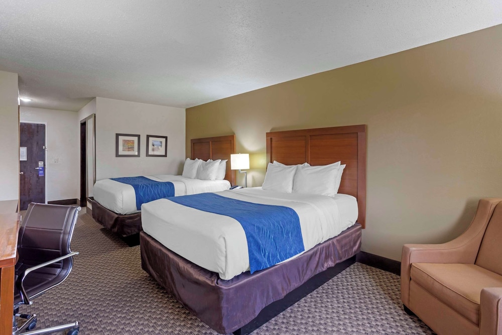 Room, 2 Queen Beds, Non Smoking (Upgrade) - Photo 2