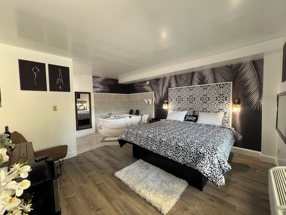 Design Room, 1 Queen Bed, Non Smoking, Hot Tub photo 1
