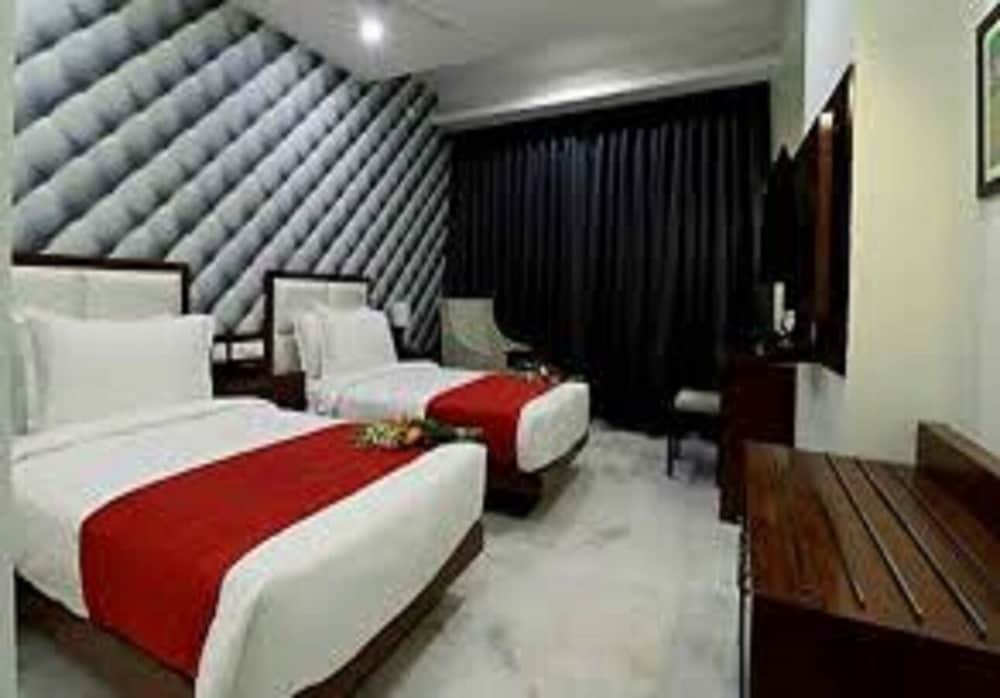 Executive Double Room Single Use, 1 Bedroom, Smoking, Hill View photo 3