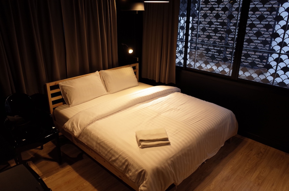 SL2 Classic: King Room with Private External Bathroom photo 3