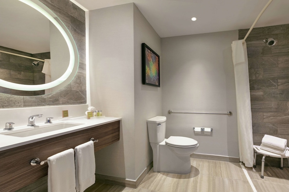 Studio, 1 Queen Bed, Accessible (Mobility & Hearing, Roll-in Shower) thumbnail 5