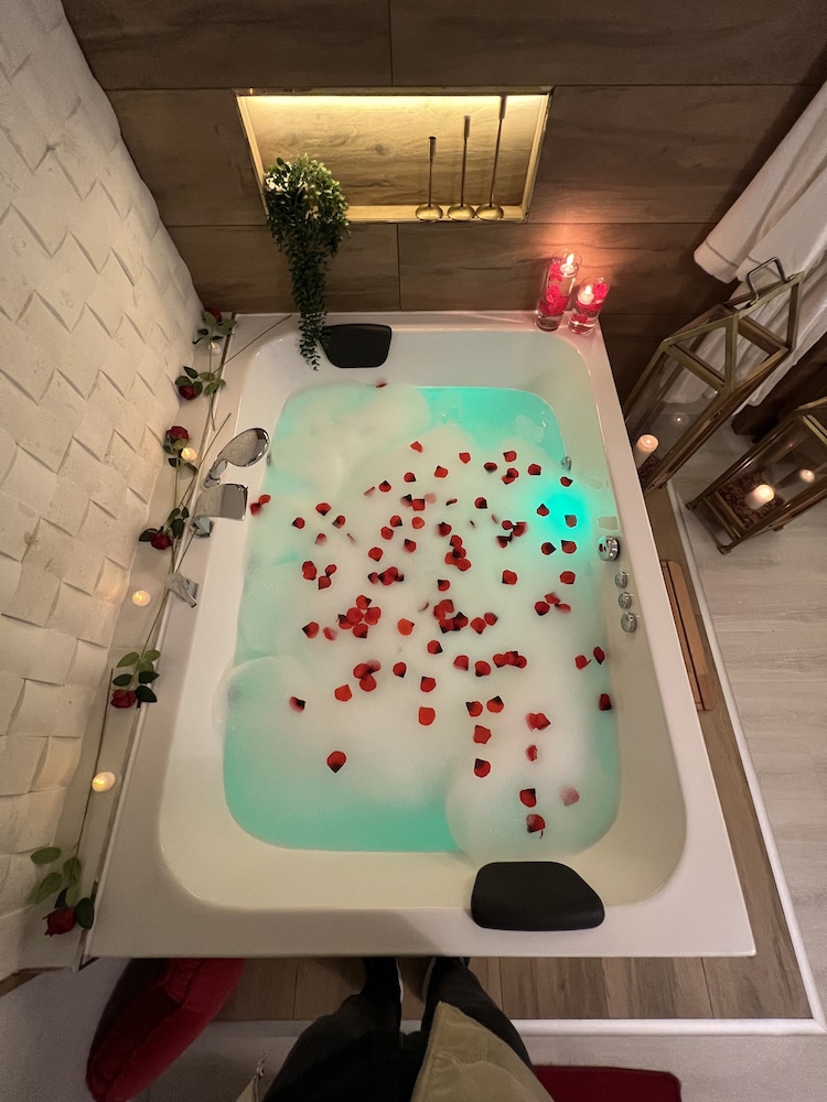 Honeymoon Room, 1 Queen Bed, Jetted Tub, Sea View photo 1
