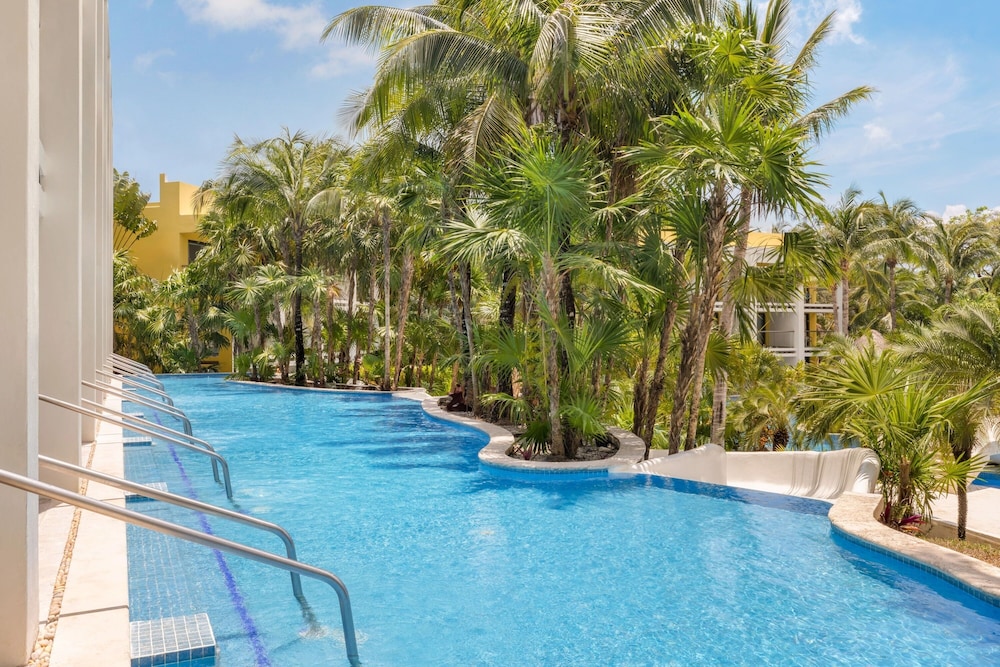 Junior Suite Pool View Swim Out King