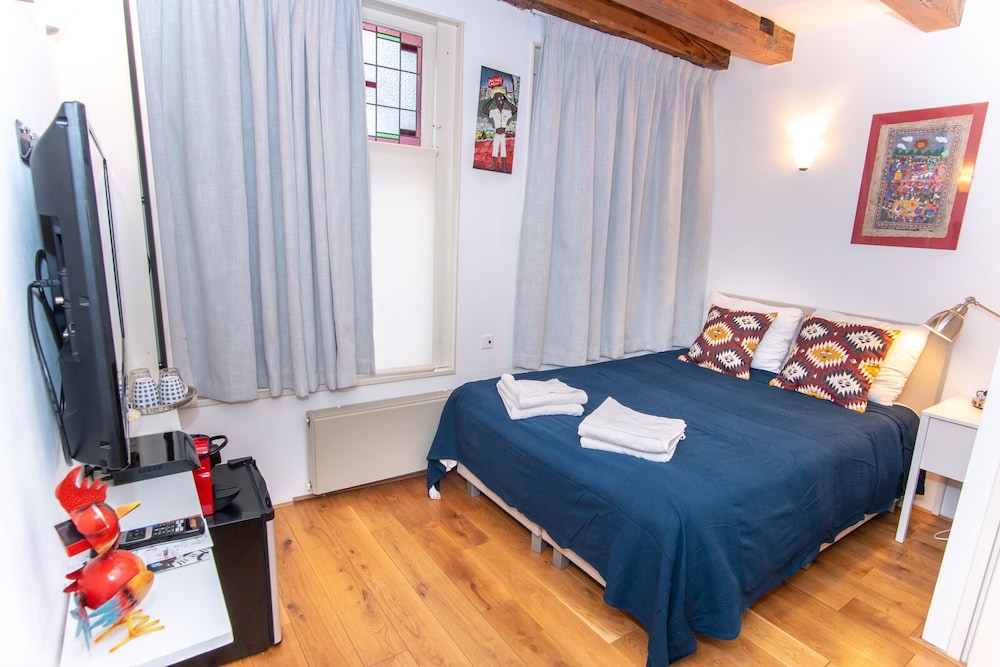 Economy Double Room, 1 Queen Bed, Non Smoking, Canal View