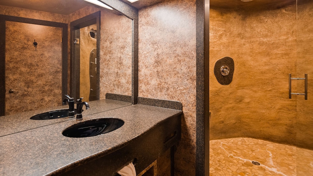 Suite, 1 King Bed, Non Smoking, Jetted Tub - Photo 4