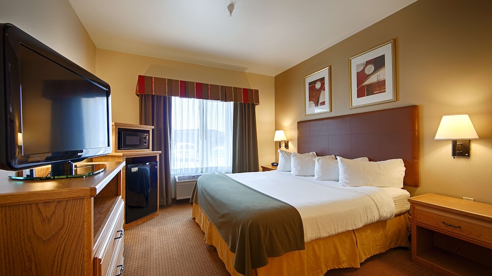 Standard Room, 1 King Bed, Non Smoking, Refrigerator & Microwave - Photo 1