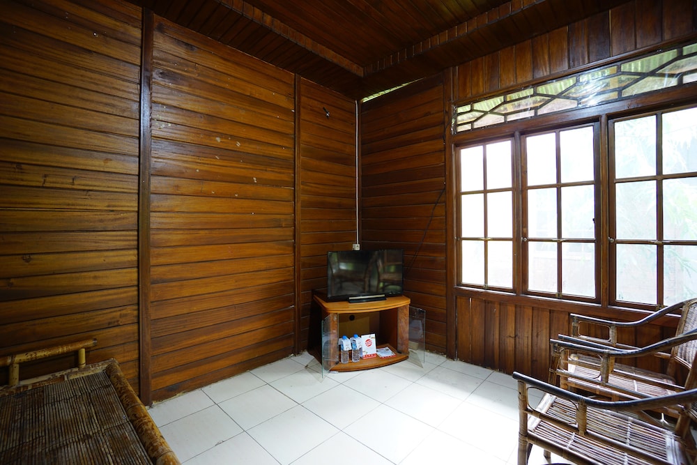 Family Room photo 3