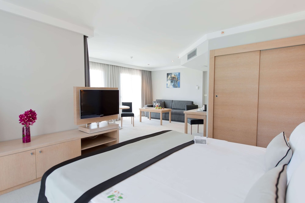 Premium Suite, 1 King Bed, Non Smoking - Photo 1