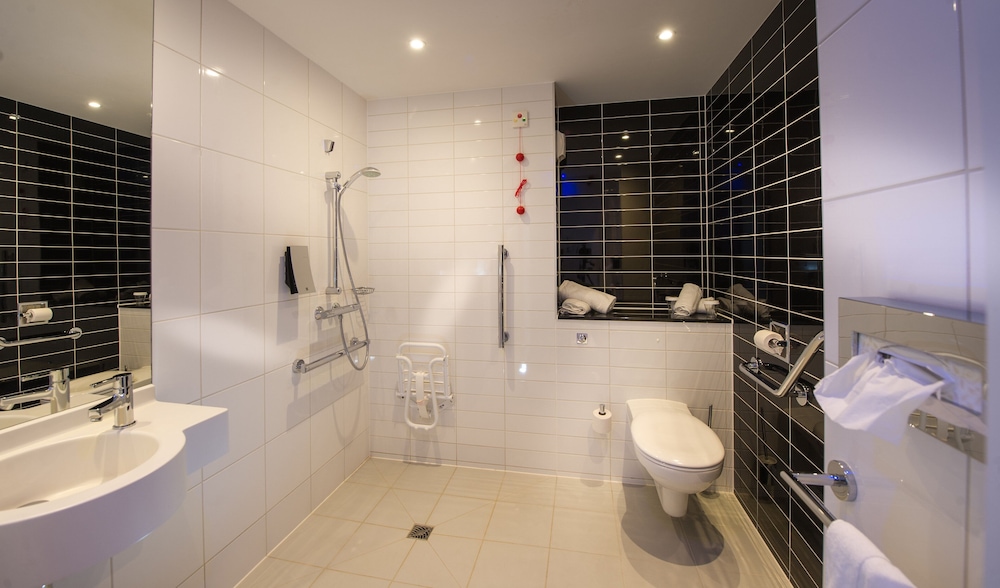 Standard Room, 1 Queen Bed, Accessible (Free Breakfast)
