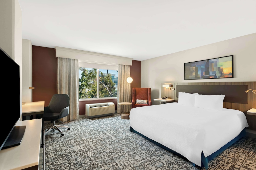 Room, 1 King Bed, Accessible (Hearing) - Photo 2