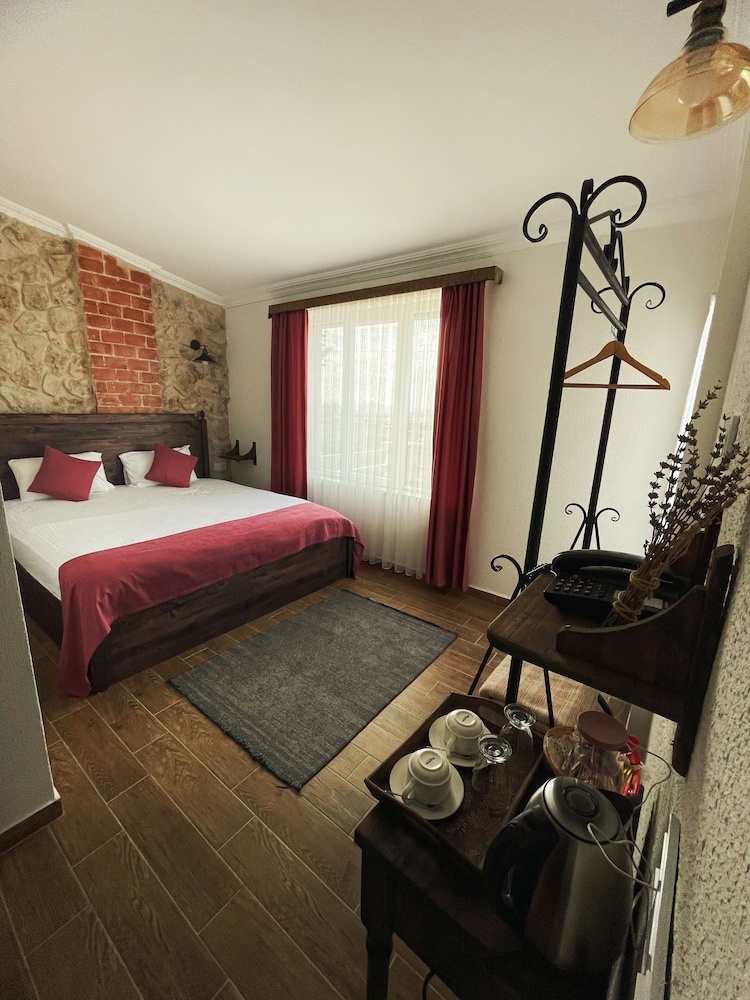 Standard Room With Balcony - Photo 3