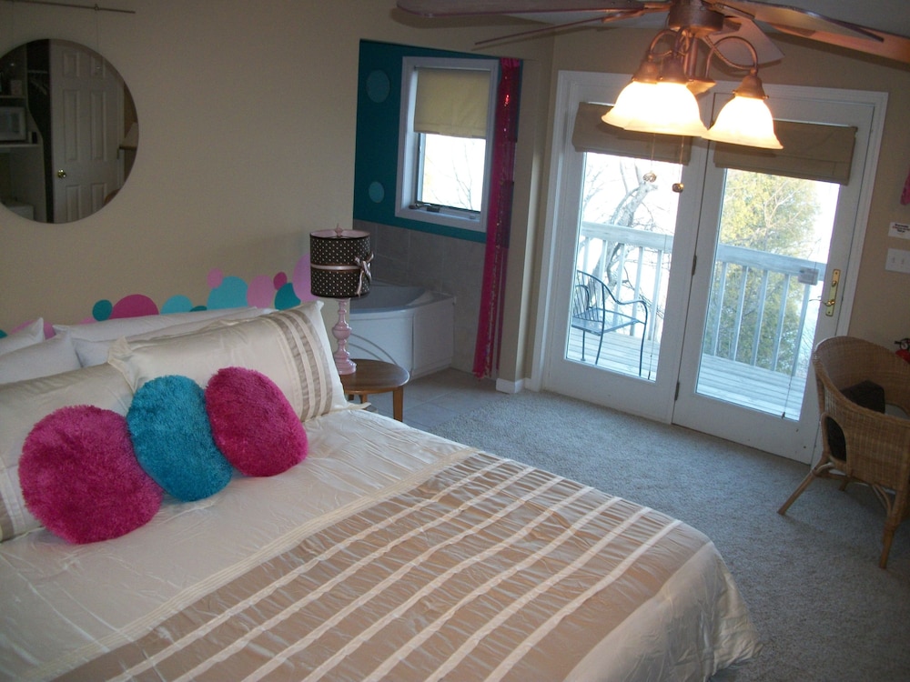 Room (Honeymoon Suite) photo 1