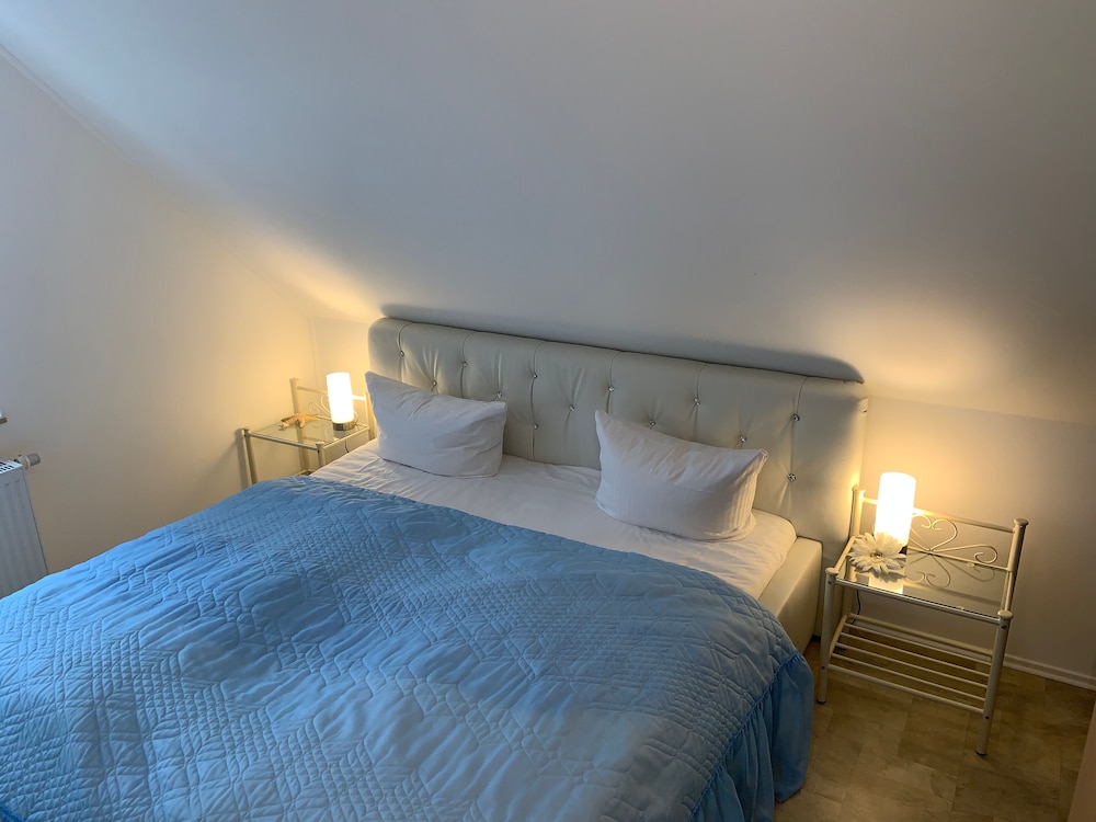 Townhome, 1 King Bed, Non Smoking, Garden View